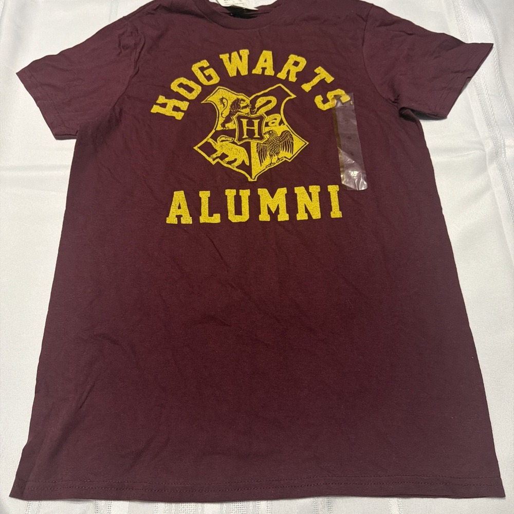 Harry Potter Hogwarts Alumni T-Shirt Maroon Size L NWOT New With Sticker - Picture 1 of 5